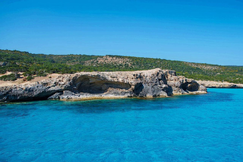 لاتشي رحلة بحرية على متن قارب واحد في بلو لاغون البحر الأبيض المتوسطرحلة بحرية صباحية