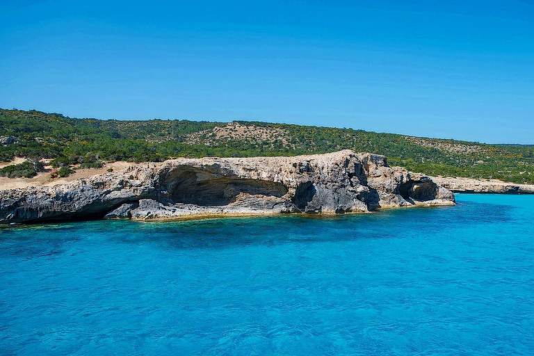 لاتشي رحلة بحرية على متن قارب واحد في بلو لاغون البحر الأبيض المتوسطرحلة بحرية صباحية