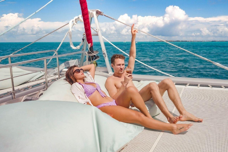 Isla Mujeres: Passeio de catamarã com snorkel, bufê e bebidasExcursão saindo de Cancún