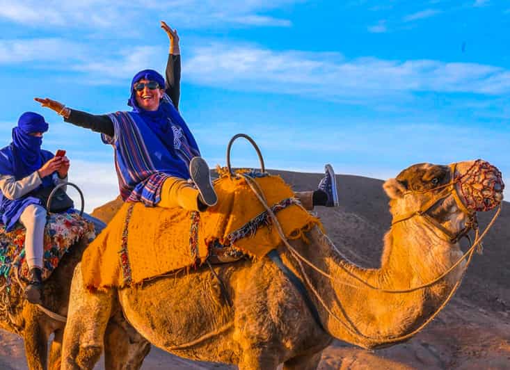 Depuis Marrakech : balade à dos de chameau dans le désert d'Agafay, dîner et spectacle du feu - quad