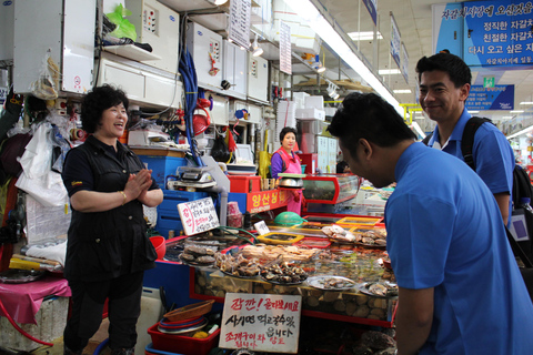 Busan: Cruzeiro guiado ao pôr do sol em Jagalchi e tour noturno pelo mercado