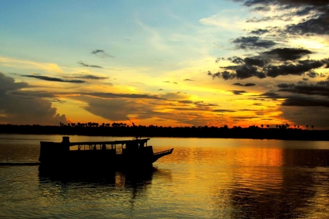 Rivierboot bij zonsondergang