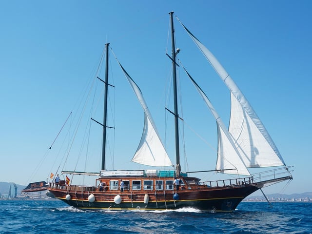 Barcelona: Küstenrundfahrt an Bord eines eleganten Holzbootes