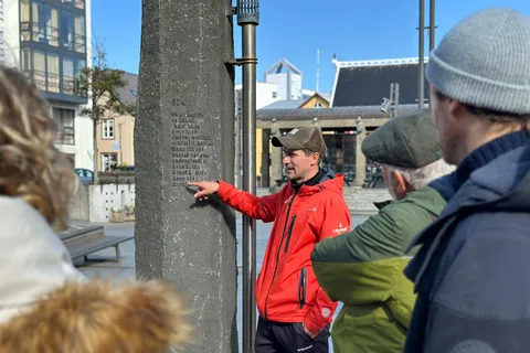 Tour guidato a piedi della città in un piccolo gruppo con una guida locale