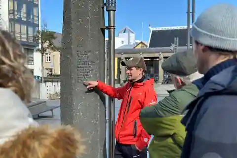 Tour guidato a piedi della città in un piccolo gruppo con una guida locale