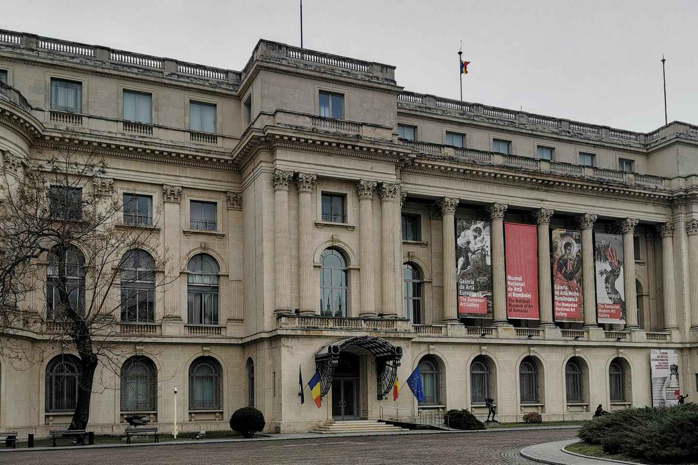 Hop-on Hop-off minibus Tour of Bucharest & Village Museum