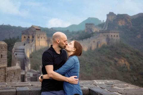 Beijing: Great Wall Photoshoot at Sunrise or Sunset Mutianyu: All-Inclusive (Guide, Car, Photo & Tickets)