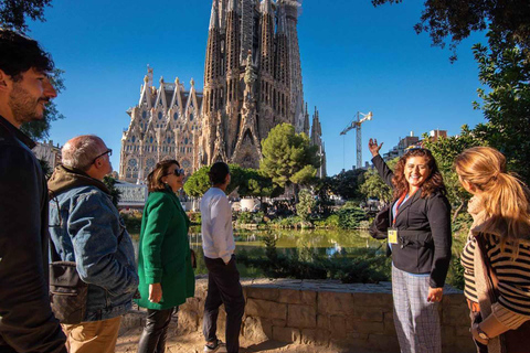 Descubre la Sagrada Familia: Diseños de Gaudí y exposiciones en museos