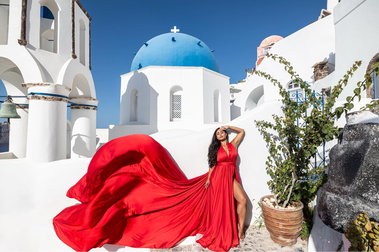 Santorin : votre shooting photo en robe volante vous attend1 heure pour une personne seule ou un couple