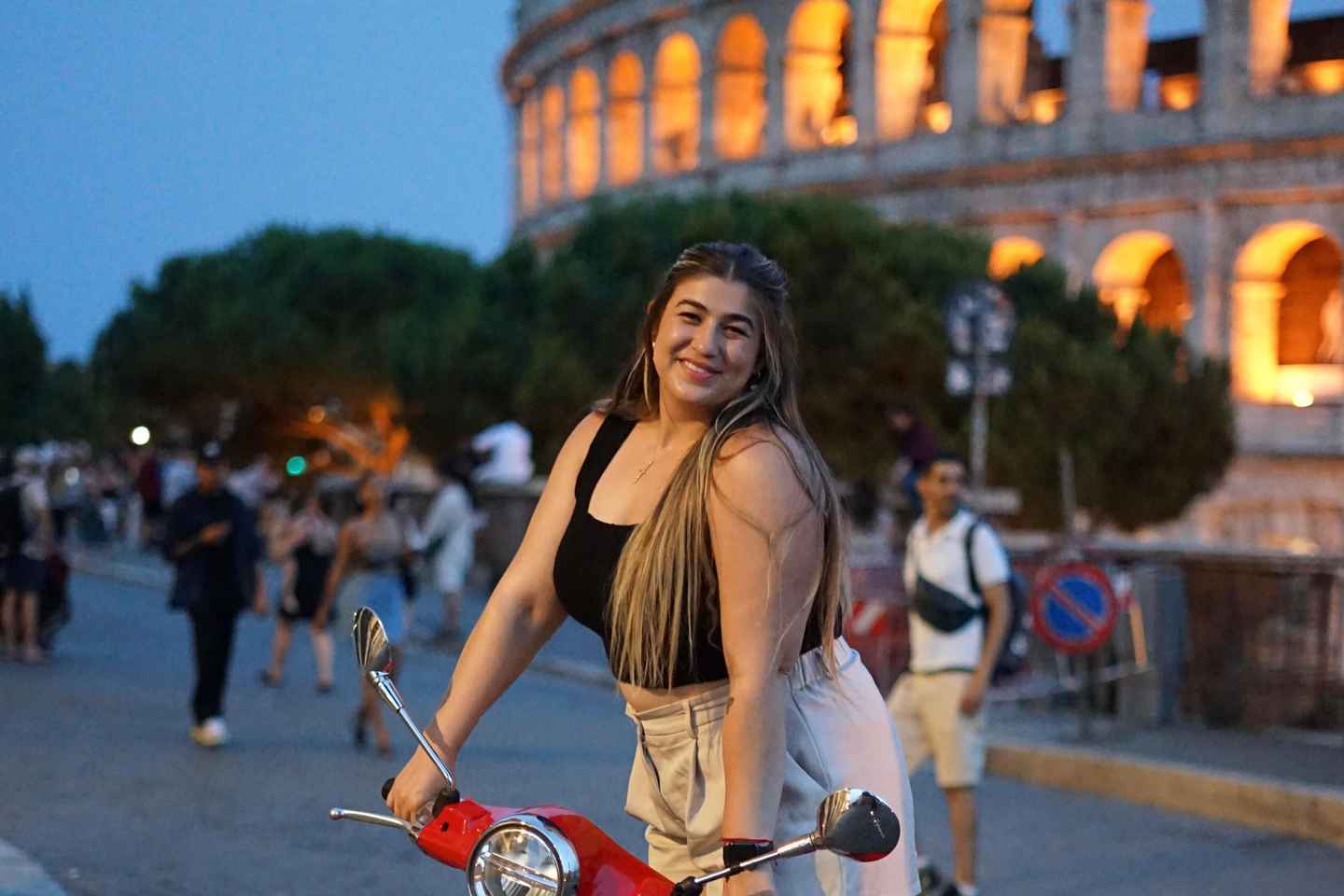 Rome: City Highlights Nighttime Vespa Photoshoot Jouney