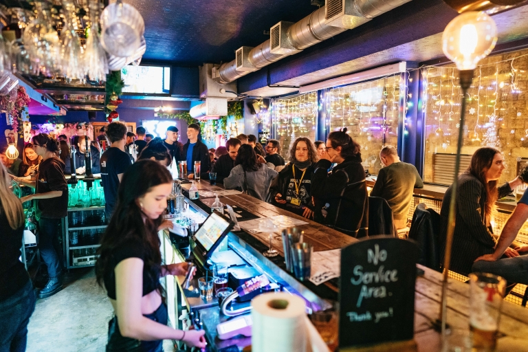 Edinburgh: 4-Hour Pub Crawl with Free Shots & Discounts