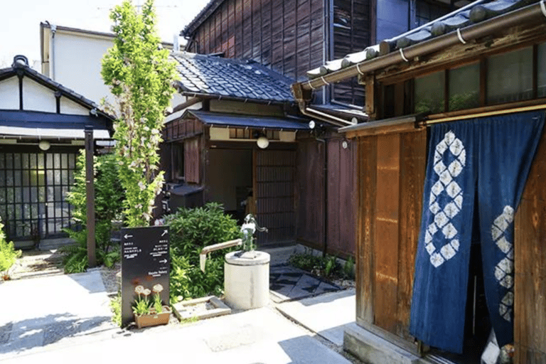 Tokyo: Old Tokyo Walk with Yanaka Retro Street & Nezu Shrine