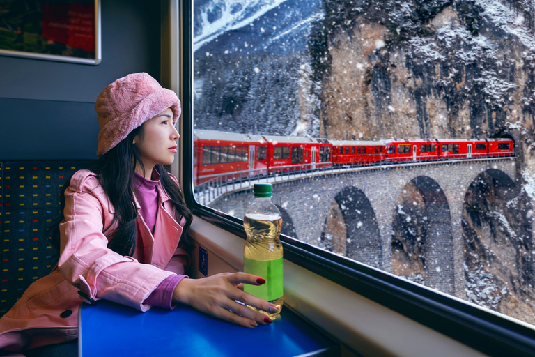 Depuis Milan : Excursion d'une journée à St Moritz et dans les Alpes avec le train rouge de la Bernina