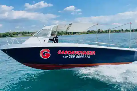 From Lazise: Motorboat Lake Garda Cruise to Sirmione