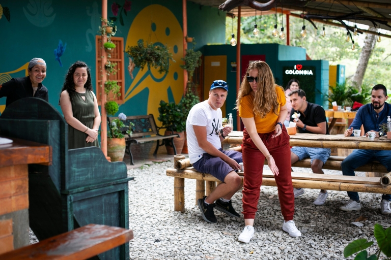 Medellín: Rock of Guatapé Trip z rejsem i lokalnymi degustacjami