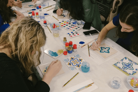 Porto: Workshop de pintura de azulejos com taça de vinho do Porto