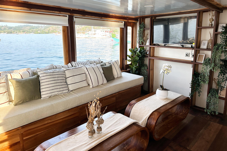 Labuan Bajo: 3-Day Komodo Sailing Tour Studio Cabin + Private Bathroom