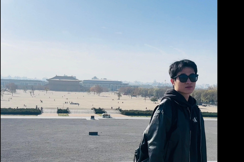 Shanghai Sunset Walk: Historic Bund to Cyberpunk Skyline Private VIP Tour (English & French)