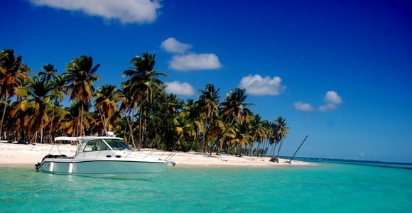 La Romana: Saona Island Catamaran Cruise with Open Bar