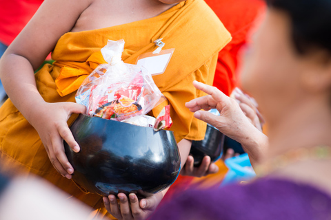 Doi Suthep au petit matin, avec des chants de moines et des aumônes