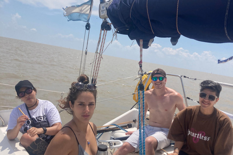 Buenos Aires: Sailboat ride, special city view, and food on board Buenos Aires: Sailboat tour, special view of the city, and lunch on board