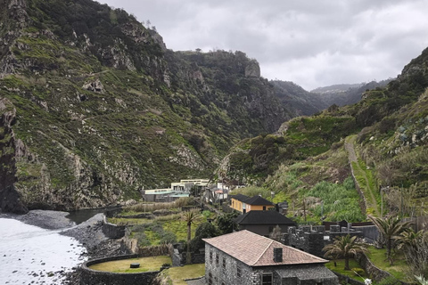 Madeira: Private Tour with Ruinas São Jorge and Cable Car