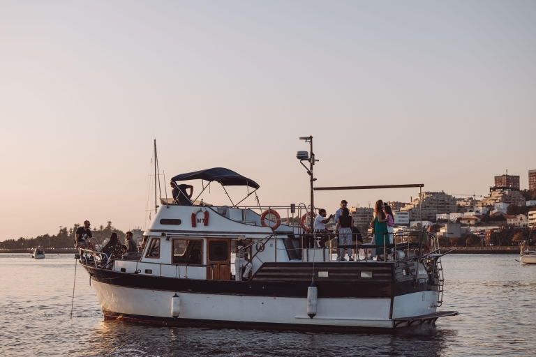 Porto: Ekskluzywny wieczór kawalerski podczas rejsu statkiem Classic 3HEkskluzywny wieczór kawalerski w rejsie Classic Boat Cruise 3H