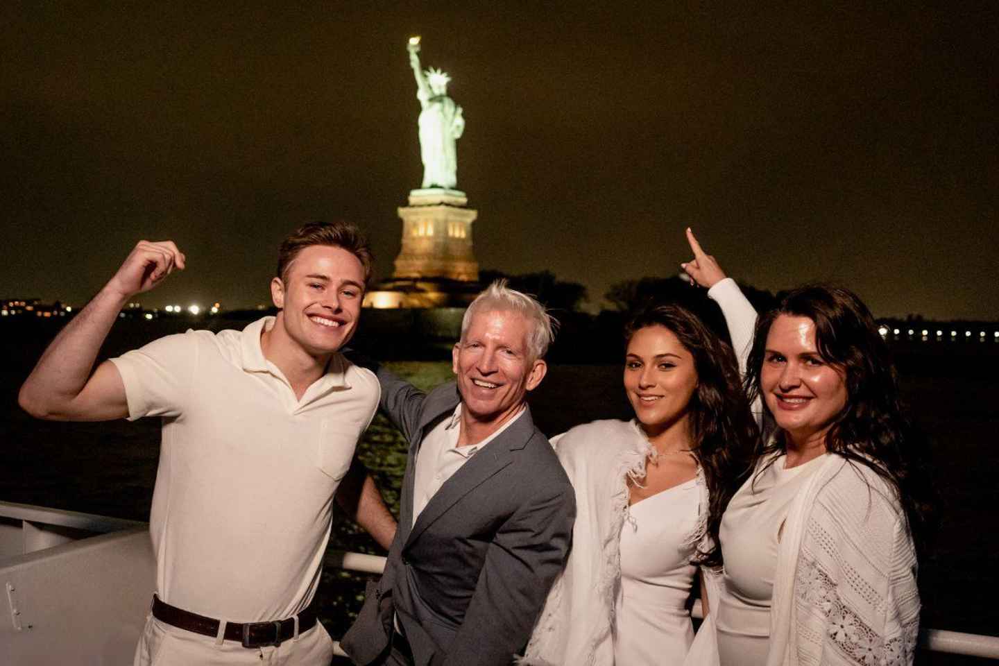 NYC: Manhattan Skyline Dining Cruise - Buffet – Standard Seating