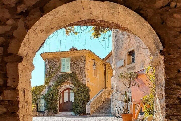 Esplorate Èze e la Costa Azzurra a bordo di una Renault Mégane E-Tech.Scopri Èze e la Costa Azzurra con una Renault Mégane E-Tech.