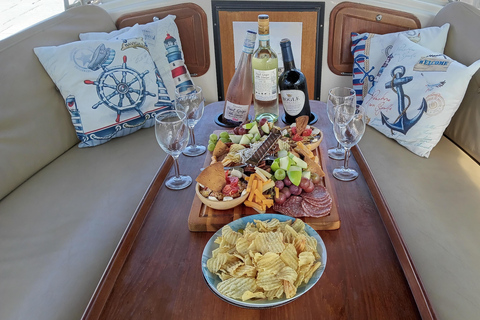 Passeio de barco romântico com vinho e queijo ou jantar surpresaPasseio de barco romântico com vinho e queijo, avistamento de lobos marinhos