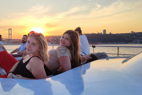 Istanbul: Bosphorus Sunset Cruise with Snacks and Wine Istanbul: Bosphorus Sunset Cruise without Wine
