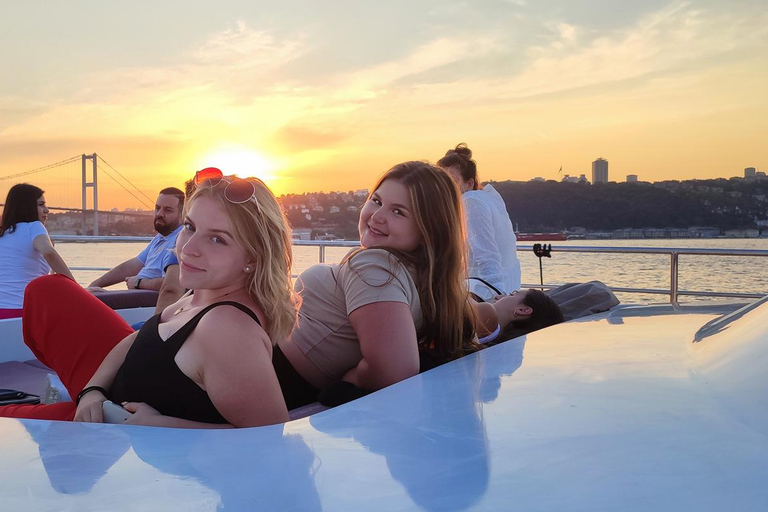 Istanbul: Bosphorus Sunset Cruise with Snacks and Wine Istanbul: Bosphorus Sunset Cruise without Wine