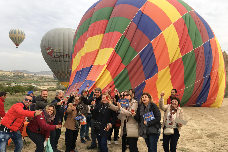 Voo de balão de ar quente na Capadócia ao nascer do sol em Fairychimneys