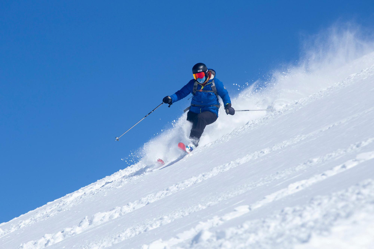 Ski à El Colorado : billet, cours, transport, option vêtementsLieu de rendez-vous : Plaza de Armas + équipement pour la neige