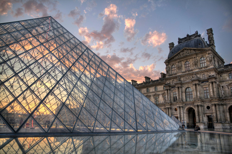 Paris: Louvre Museum Family Treasure Hunt for Kids