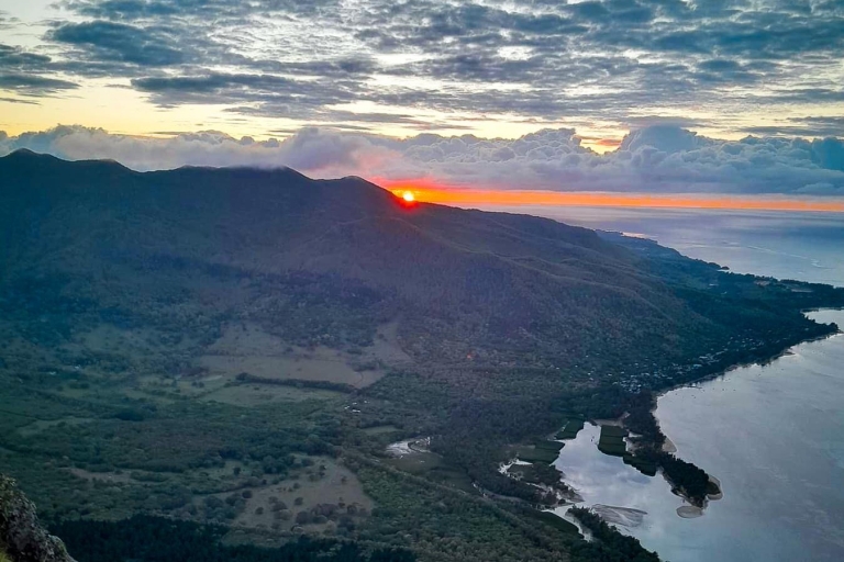 Mauritius: Bucket List ervaring: Zonsopgang op de berg Le MorneMagische zonsopkomstwandeling naar de top van Le Morne!