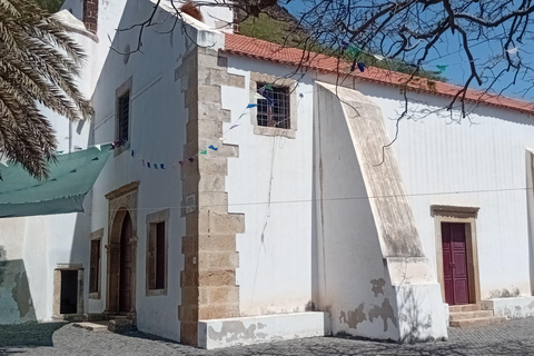 From Praia: Guided tour of Praia, Rua d'Arte & Cidade Velha. Private: Guided tour of Praia, Rua d'Arte & Cidade Velha.