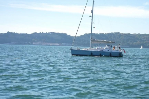 Wycieczka statkiem o zachodzie słońca w Lizbonie z winem w cenie