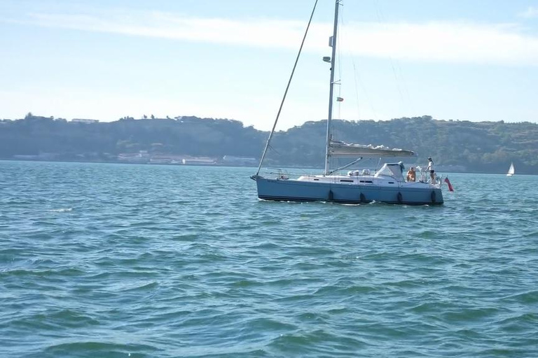 Wycieczka statkiem o zachodzie słońca w Lizbonie z winem w cenie