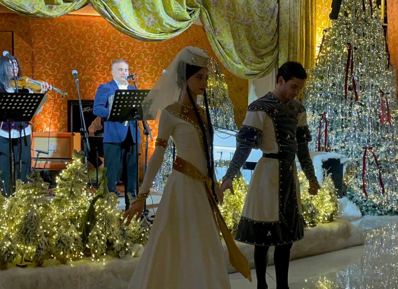 Tbilisi: georgisk middag, danseshow og afhentning på hotellet