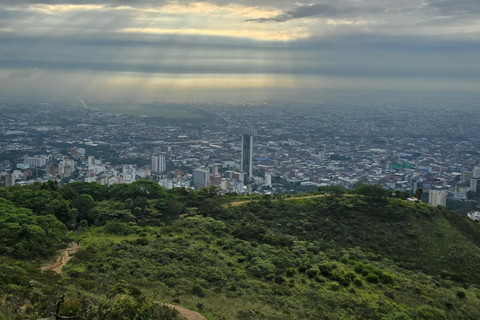 Cali : Ascension guidée de la colline des 3 croixAscension guidée de la colline des 3 croix