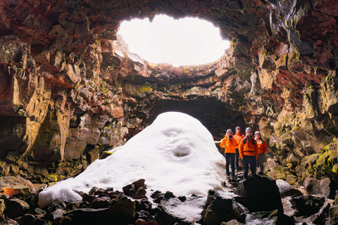 Reykjavik: Túnel de lava noturno e caça à aurora borealReykjavik: Túnel de lava à noite e caça às auroras boreais