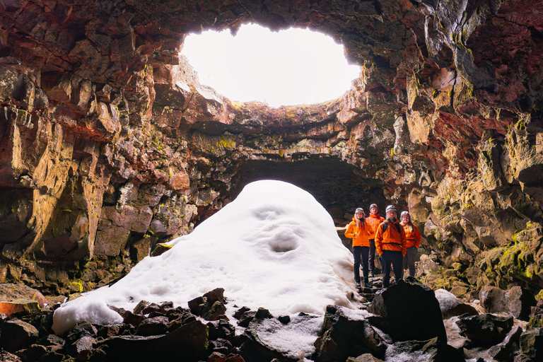 Reykjavik: Túnel de lava noturno e caça à aurora borealReykjavik: Túnel de lava à noite e caça às auroras boreais