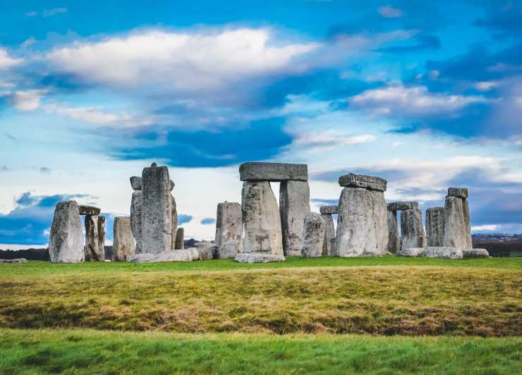 From Bath: Stonehenge & the Cotswolds Day Tour with Entry