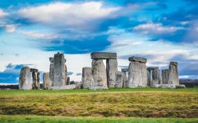 From Bath: Stonehenge & the Cotswolds Day Tour with Entry