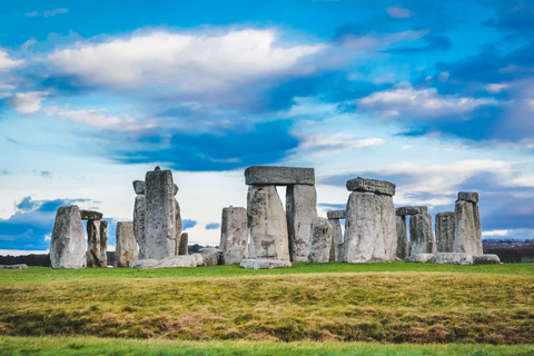 From Bath: Stonehenge & the Cotswolds Day Tour with Entry