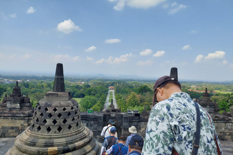 Yogyakarta : Montée à Borobudur : visite d&#039;une demi-journée avec guide et partage de la visite