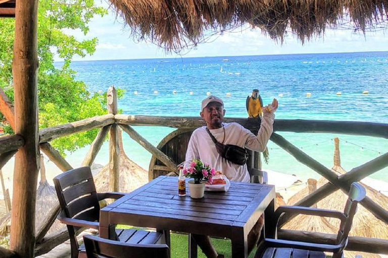 Cartagena: Playa Tranquila Barú Day Pass + Welcome Cocktail