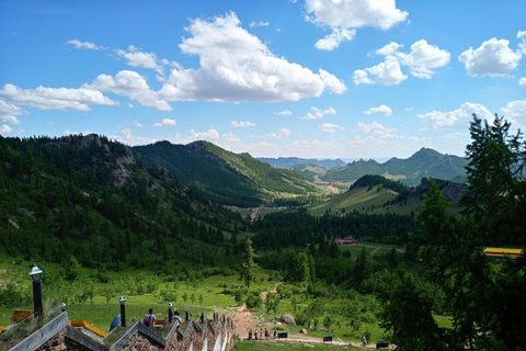 Depuis Oulan-Bator : statue de Gengis Khan et parc national de Terelj