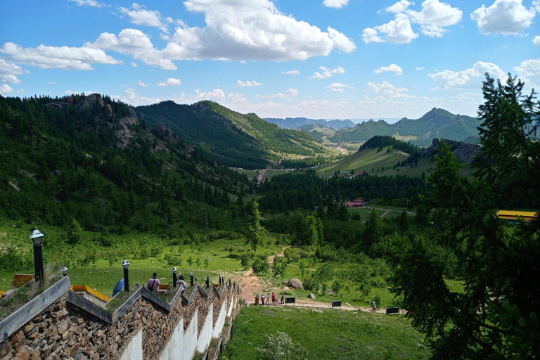Depuis Oulan-Bator : statue de Gengis Khan et parc national de Terelj